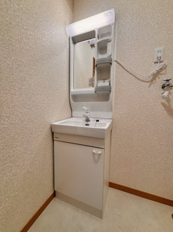 【独立洗面台】 | 若葉区桜木3丁目中古戸建　千葉都市モノレール「桜木」駅 | 明るい洗面所は毎朝の身支度も楽しくできちゃいそうです。
使い勝手の良い洗面台で、朝の準備もスムーズにこなせます！