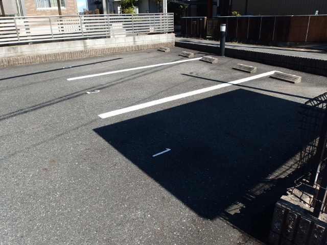 アンプルールリーブルＬＥＯの駐車場