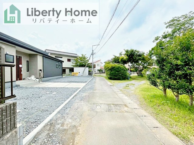 石岡市石岡第9　新築戸建　の前面道路含む現地写真