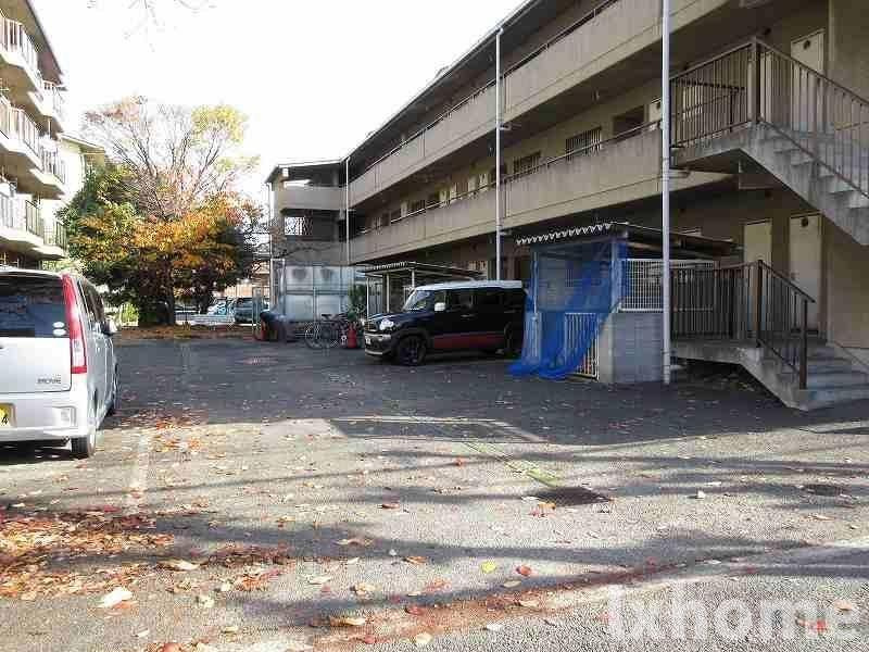 メゾンカーサー2号館の駐車場