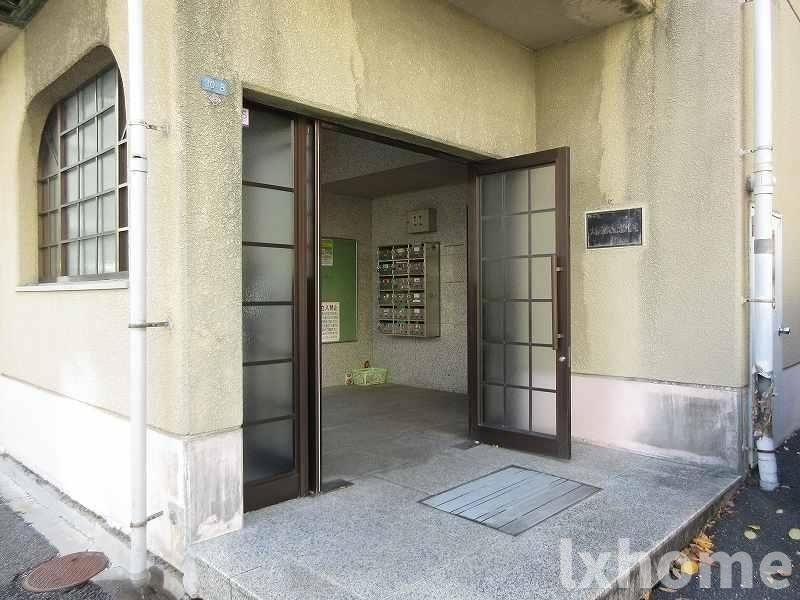 メゾンカーサー2号館のエントランス