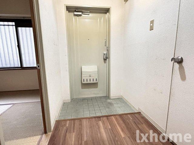 メゾンカーサー2号館の玄関