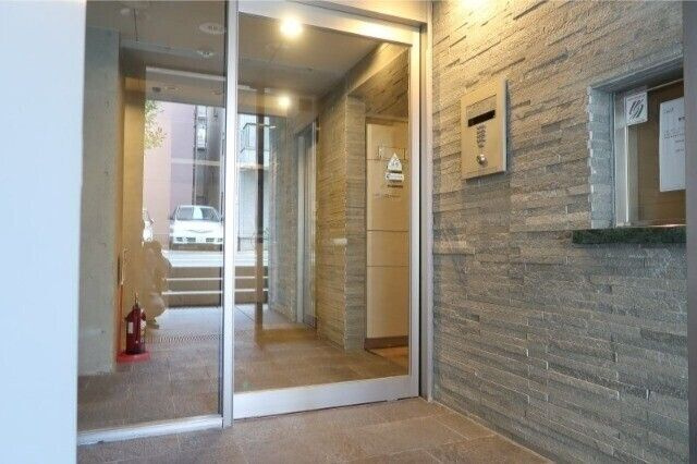 ハイリーフ上野のエントランス