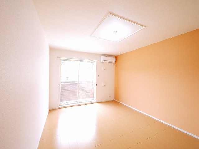 メゾン城東Ⅰの洋室|落ち着いた色調の洋室です