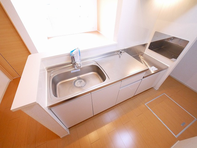 メゾン城東Ⅰのキッチン|コンパクトなキッチンで掃除もラクラク