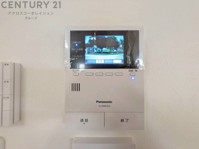 訪問者が来たときにテレビ画面で確認できるため、安心してドアを開けられます。録画機能があるものもあり、留守中に来訪者を記録しておくことができます。利便性が高く、セキュリティ面でも安心です。