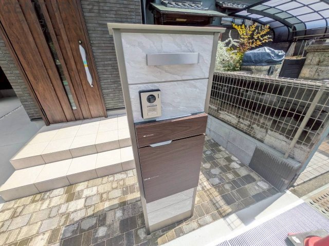 宅配ボックス機能付き門柱は荷物の受け取りや配達が便利で安全です。不在時でも荷物が確保され、盗難や損傷のリスクが減少。受け取り時間の柔軟性が向上。外出先からでも荷物の受け取りや預けが可能となります。
