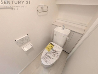 温水洗浄便座付トイレは温水洗浄機能により、暖かい水でおしりを洗浄することができ、冷たい水を使う従来の便座に比べ、温水洗浄機能で暖かいトイレを提供し、快適な使用を可能にします。