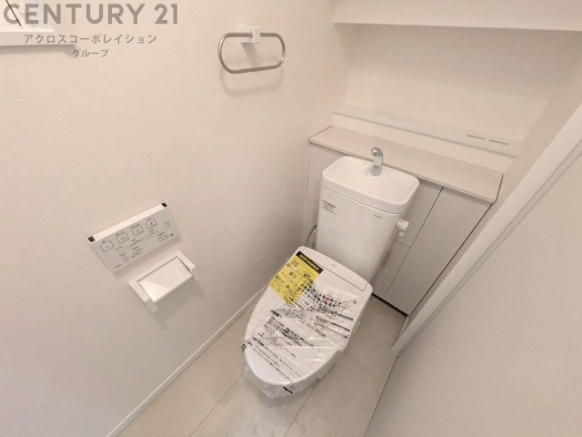 温水洗浄便座付トイレは温水洗浄機能により、暖かい水でおしりを洗浄することができ、冷たい水を使う従来の便座に比べ、温水洗浄機能で暖かいトイレを提供し、快適な使用を可能にします。