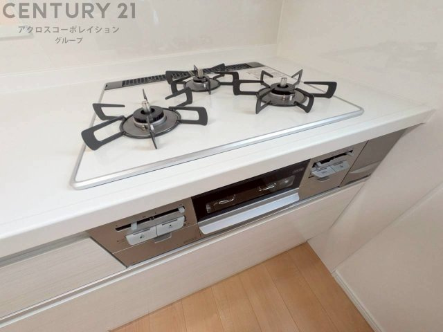 多数の調理器具を同時に使用でき、料理の効率化が可能。省エネで節約になり、様々な料理スタイルに適応できます。また、火力調整が独立しており、手入れや掃除もしやすく、今よりもっとお料理が楽しくなるかも。