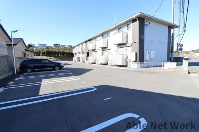 シュロス下津の駐車場