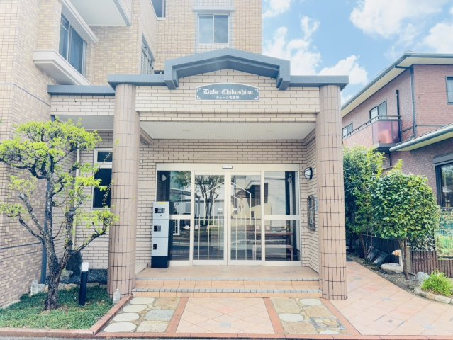 デューク筑紫野のエントランス