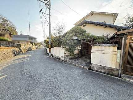 東区上温品4丁目中古平屋物件の前面道路含む現地写真