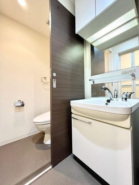 プライマル名古屋吹上の洗面所