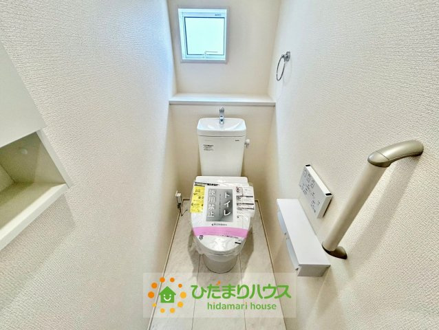 久喜市栗原２丁目3期　新築一戸建てのトイレ|換気もしやすく、日中でも明るい小窓のついたお手洗いです！