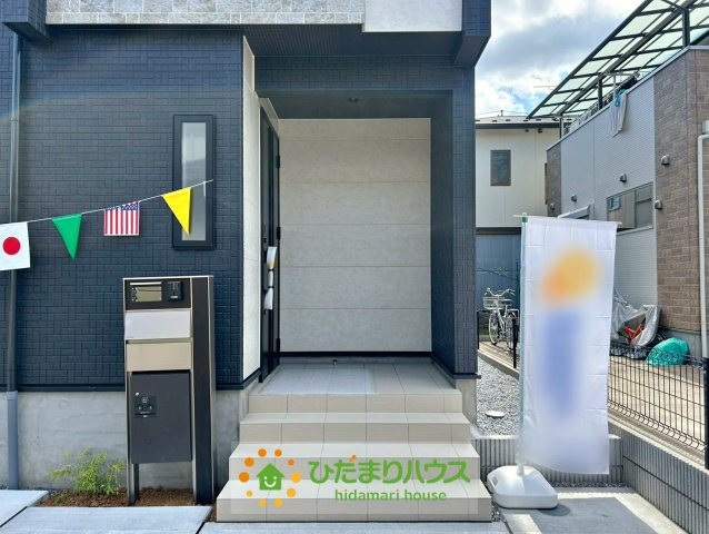 久喜市栗原２丁目3期　新築一戸建ての玄関|玄関ドアの向きで家の中が見えにくい構造になっております！