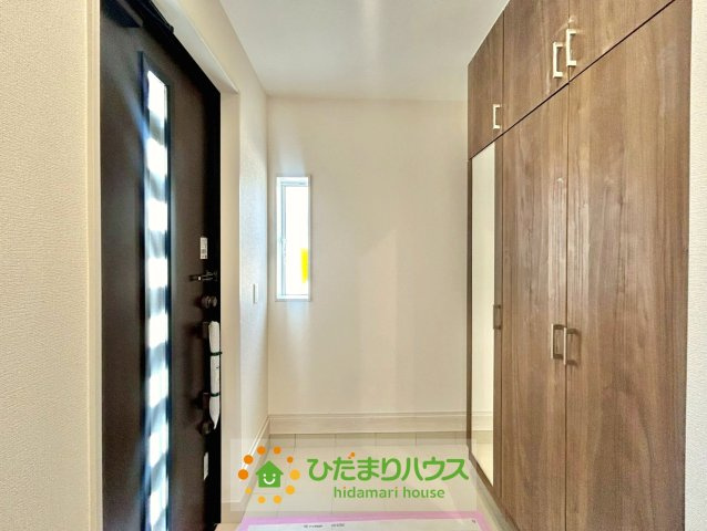 久喜市栗原２丁目3期　新築一戸建ての玄関|大きな靴箱なので、ご家族全員の方がスッキリ収納できます！玄関が散らからないのが嬉しいですね！