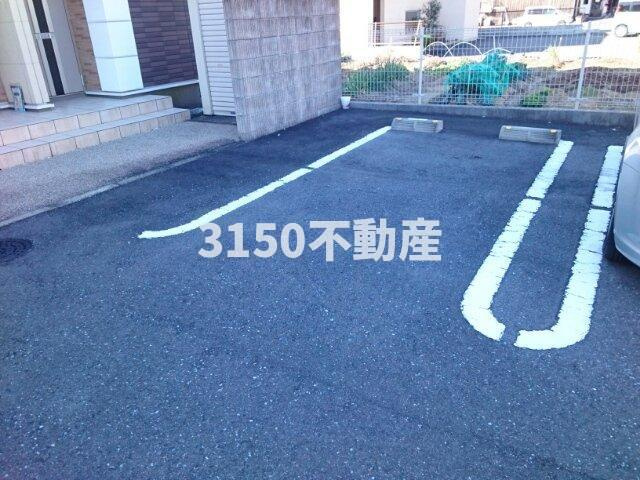 ロワイヤル城南の駐車場