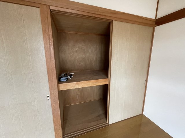 想定年間賃料1,004.4万　想定利回り18.26％　鉄筋コンクリート造の収納