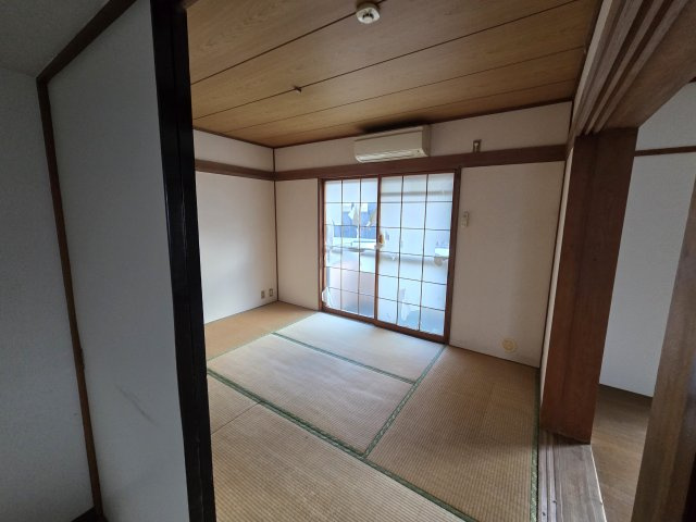 想定年間賃料1,004.4万　想定利回り18.26％　鉄筋コンクリート造の和室