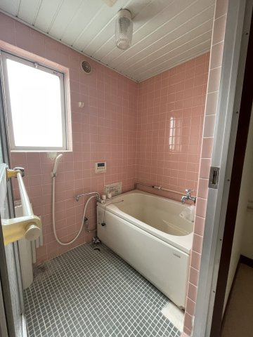 想定年間賃料1,004.4万　想定利回り18.26％　鉄筋コンクリート造の浴室