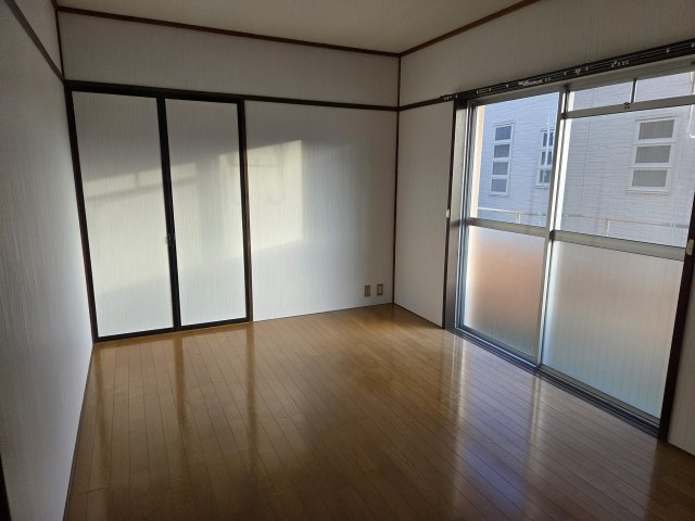 想定年間賃料1,004.4万　想定利回り18.26％　鉄筋コンクリート造の洋室