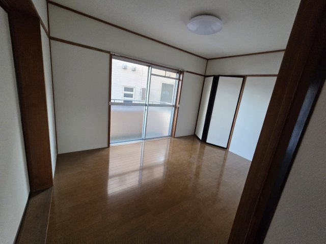 想定年間賃料1,004.4万　想定利回り18.26％　鉄筋コンクリート造の洋室