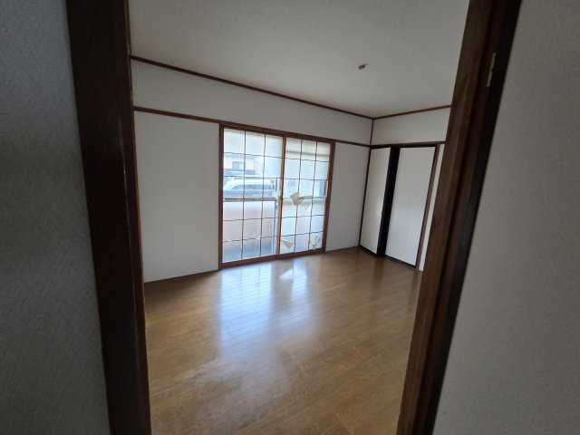 想定年間賃料1,004.4万　想定利回り18.26％　鉄筋コンクリート造の洋室