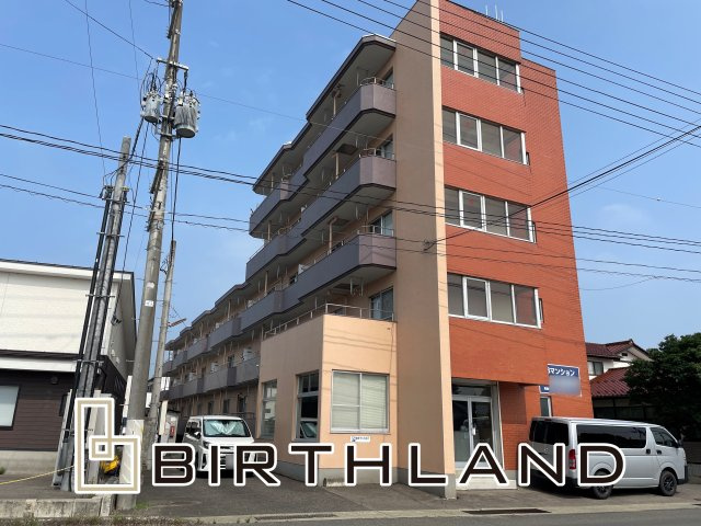 想定年間賃料1,004.4万　想定利回り18.26％　鉄筋コンクリート造の外観