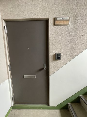 想定年間賃料1,004.4万　想定利回り18.26％　鉄筋コンクリート造の玄関