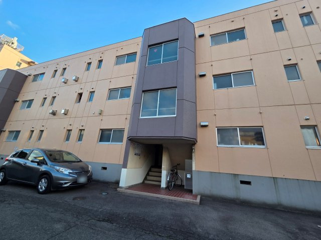 想定年間賃料1,004.4万　想定利回り18.26％　鉄筋コンクリート造の外観