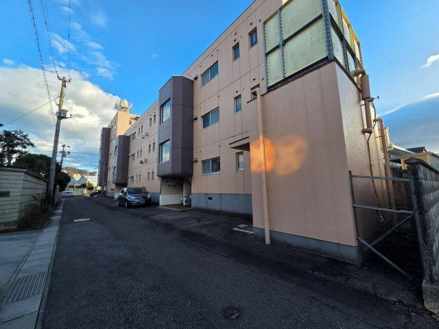 想定年間賃料1,004.4万　想定利回り18.26％　鉄筋コンクリート造の外観