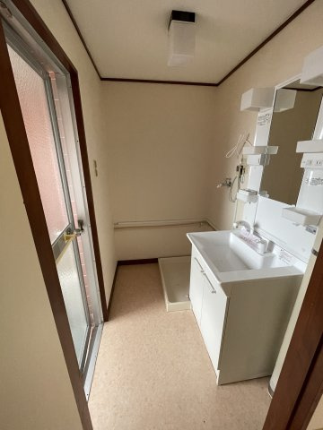 想定年間賃料1,004.4万　想定利回り18.26％　鉄筋コンクリート造の洗面所