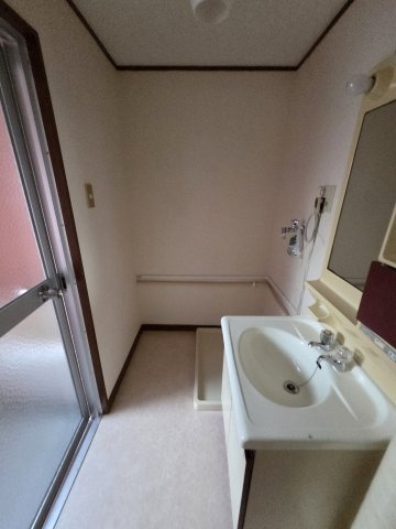 想定年間賃料1,004.4万　想定利回り18.26％　鉄筋コンクリート造の洗面所