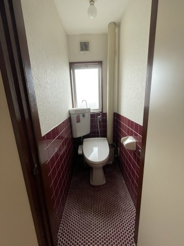 想定年間賃料1,004.4万　想定利回り18.26％　鉄筋コンクリート造のトイレ