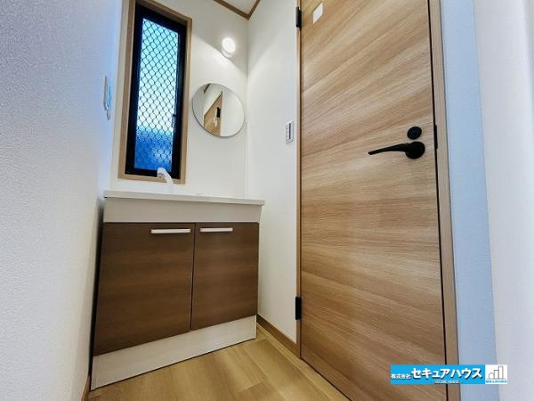 【今からご案内可能】知多市巽が丘４丁目の独立洗面台|【1階洗面所】
◆1階、トイレ横に洗面台があります。台下に収納のスペースもあるので、日用品のストックもできます。　　　　　　　　　　　　　　