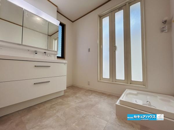 【今からご案内可能】知多市巽が丘４丁目の脱衣所|【2階洗面所】
 ◆鏡の裏にはたっぷりと収納スペースを標準装備！ ◆電源を付属しているのでドライヤーなど利用できます。 ◆洗面台下にも収納スペースがあるため、洗剤やシャンプーのストックを入れられます。