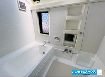【今からご案内可能】知多市巽が丘４丁目の浴室|【浴室】
◆追い炊き機能付き、窓付きで、カビの繁殖を抑える効果があります♪