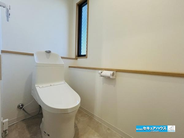 【今からご案内可能】知多市巽が丘４丁目のトイレ|【高機能トイレ】 ◆高機能トイレの多くは便器のフタの開閉が自動であり、使用後に手動で水を流す面倒もなく非常に便利です。スタイリッシュな見た目で、お掃除しやすく、節水効果が高いです。　　　　　　　　　