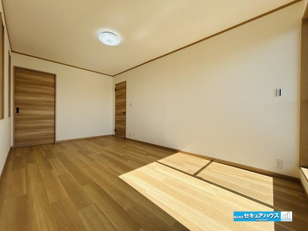 【今からご案内可能】知多市巽が丘４丁目の洋室|【2階8帖洋室】
 ◆お子様のお部屋や主寝室、来客時の宿泊室、趣味のお部屋としてもご利用いただけます♪ ◆収納クローゼットは棚付きのため収納ボックスを使えばスッキリと片付けることもできます。　　　　　