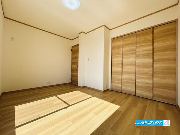 【今からご案内可能】知多市巽が丘４丁目の洋室|【2階6帖洋室】
◆家族一人ひとりの大切なプライベート空間。趣味に合わせて使って頂けるようシンプルに仕上げてあります。暮らし心地を大きく左右する収納を、適材適所に配置し使い勝手を考慮しました。　　　　