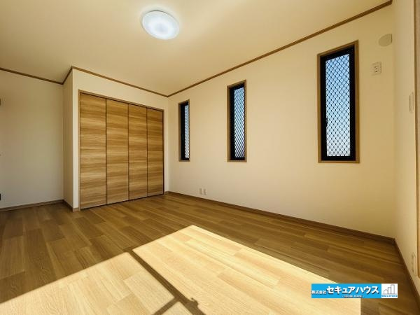 【今からご案内可能】知多市巽が丘４丁目の洋室|【2階6帖洋室】
 ◆広々とした空間の為、タンスを置くこともできます。棚付きな点も嬉しいポイントです。 ◆廊下から納戸に入ることが出来るため、個人の部屋を経由せずに必要な荷物を取りに行くことが可能です