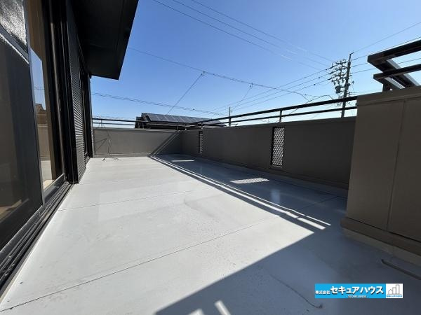 【今からご案内可能】知多市巽が丘４丁目のバルコニー|【広々としたバルコニー】
◆見晴らしもよく、太陽の温かな温もりをめいっぱい受け止めてくれます。そのため洗濯物がすぐに乾きます♪ ◆ワイドな設計の為一度に沢山の洗濯物を干すことが可能です。　　　　　　　