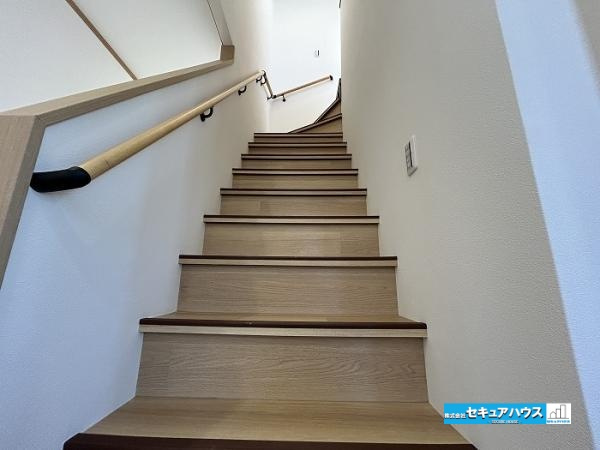 【今からご案内可能】知多市巽が丘４丁目のその他共用部分|【階段】
◆全段に手すり付きで、昇り降りの負担を軽減できます。高齢の方や小さなお子様がいるご家庭も安心です。
◆階段からの転落・転倒を防止！安全に配慮した設計です。　　　　　　　　　　　　　　　　　　