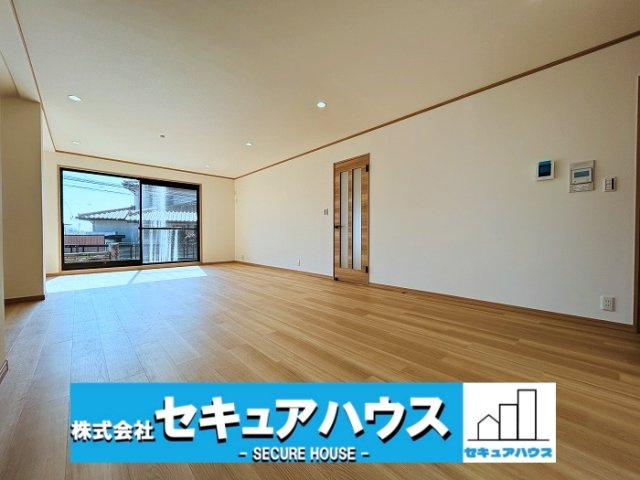 【今からご案内可能】知多市巽が丘４丁目の居間・リビング|【LDK26帖！】
◆駐車スペース2台付きの内装、外装リフォーム済み物件！
～本日ご案内可能です～