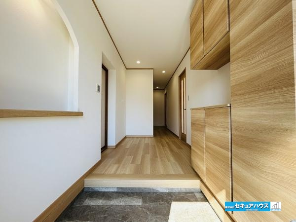 【今からご案内可能】知多市巽が丘４丁目の玄関|【玄関】
 ◆玄関には、収納力のあるシューズボックスがございます。玄関まわりがすっきり片付きます。 ◆ダブルロックキーで防犯面も安心です。　　　　　　　　　　　　　　　　　　　　　　