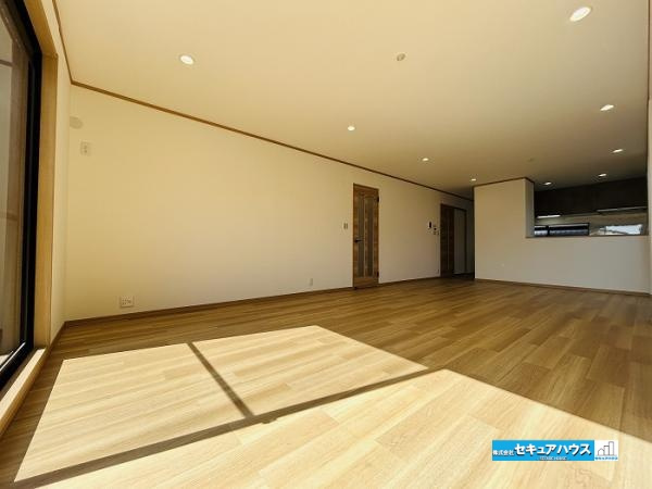 【今からご案内可能】知多市巽が丘４丁目の居間・リビング|【26帖リビング】
◆日当たりが良く温かい広々リビングは家族の団らんスペースになります。 ◆茶と白基調のお家の為家具のレイアウトも自由にすることができます♪　　　　　　　　　　　　　　　　