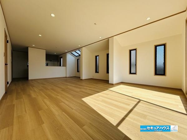 【今からご案内可能】知多市巽が丘４丁目の居間・リビング|【26帖リビング】
◆日当たりが良く温かい広々リビングは家族の団らんスペースになります。　　　　　　　　　