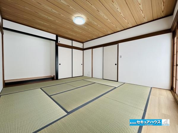 【今からご案内可能】知多市巽が丘４丁目の和室|【8帖和室】
◆床の間、仏間付きです。 ◆客間、子供の遊び場、昼寝スペース、老後の寝室として活用できる多機能な空間です。 ◆押入付きのため、来客時の布団なども収納できます。　　　　　　　　　　　　　