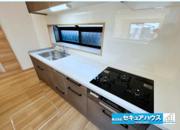 【今からご案内可能】知多市巽が丘４丁目のキッチン|【キッチン】
◆同時にたくさんの料理が調理できる。「焼く・蒸す・煮る」の工程を同時進行で進めることができるので、料理を素早く作ることができます。育児でバタバタ忙しいママに嬉しい♪♪
